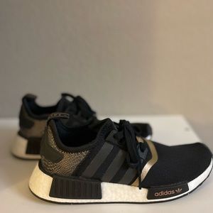 WOMEN'S ADIDAS ORIGINALS NMD R1 CASUAL SHOES Color
Black/Rose Gold - GY6300 001